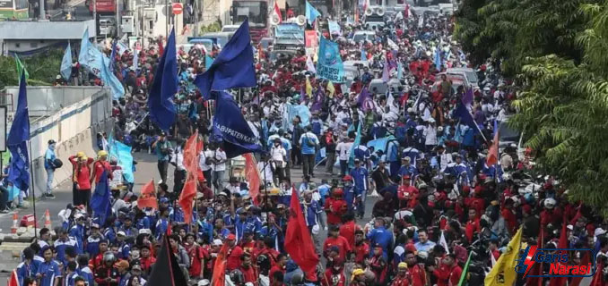 Ribuan Buruh Demo di Monas, Tuntut Revisi UMP Jakarta & Jabar 2026