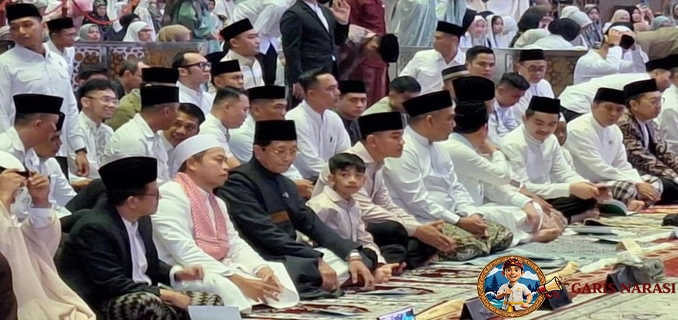 Gibran Di Temani Jan Ethes Tiba Di Masjid Istiqlal Untuk Salat Idul Fitri